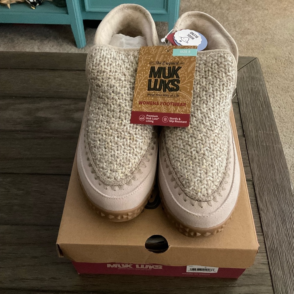 New mukluks, size 8 color stone